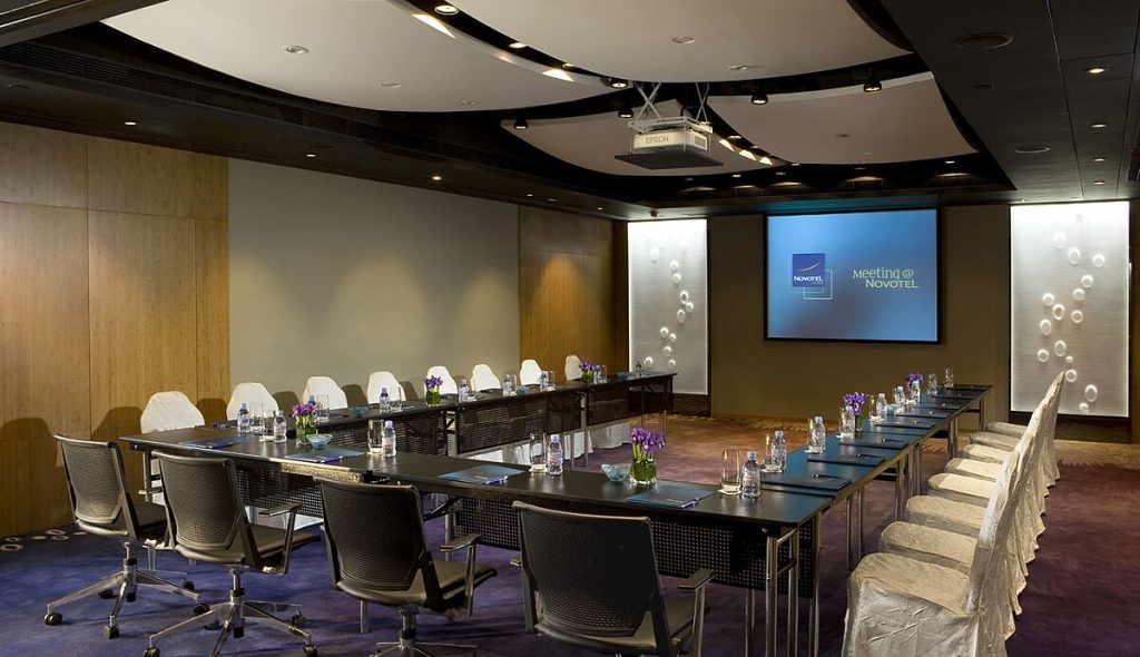 سالن کنفرانس U شکل: تعریف، مزایا و کاربردها 1 Meeting Room U shape Novotel Century Hong Kong Hotel