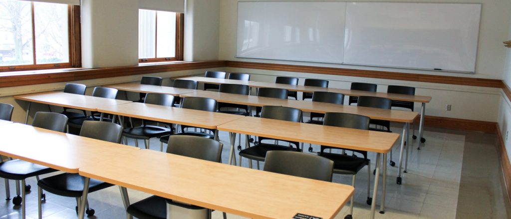 سالن کنفرانس، همایش و کلاس آموزشی؛تفاوت ها. کدام یک برای شما مناسبتر است؟ 3 اجاره کلاس آموزشی